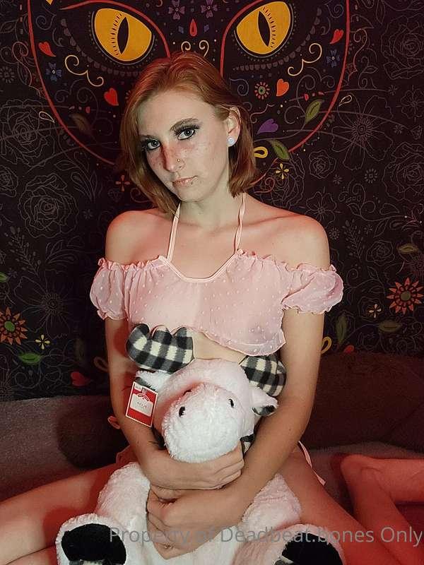 A fan sent me this cute pink outfit from my WL and I wanted ..