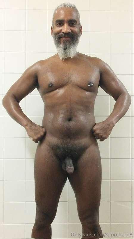 Manly Monday!  #beard #musculardaddy #gay #feet #gaycruising..
