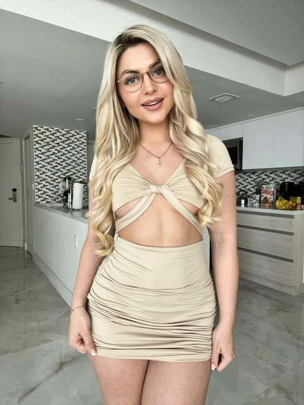 SWIPE TO UNDRESS ME • 🌹

I enjoy doing ‘undress me’ pictures..