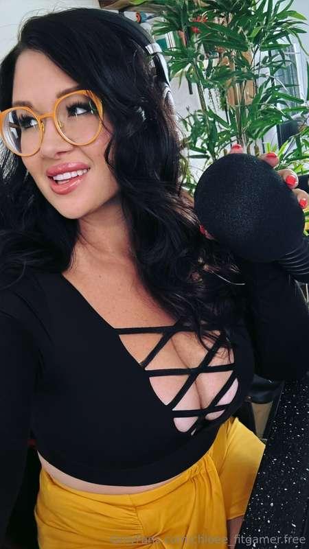 Bonne journée mes beaux minous 😏