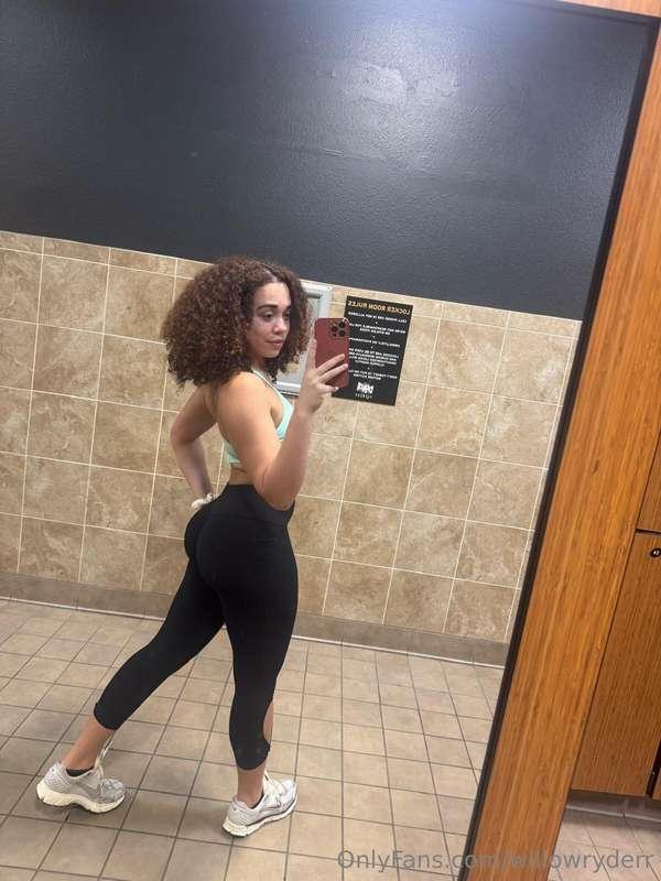 You got your workout in yet? 😈 It’s Sunday Funday! Get up an..