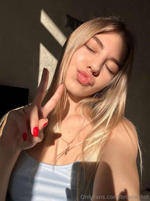 Mmm, warm weekend days 🌞💛 I love catching the sun on my face..