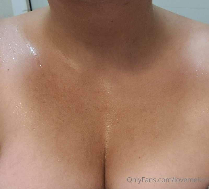 Hot shower 🥵 Dry me off?
