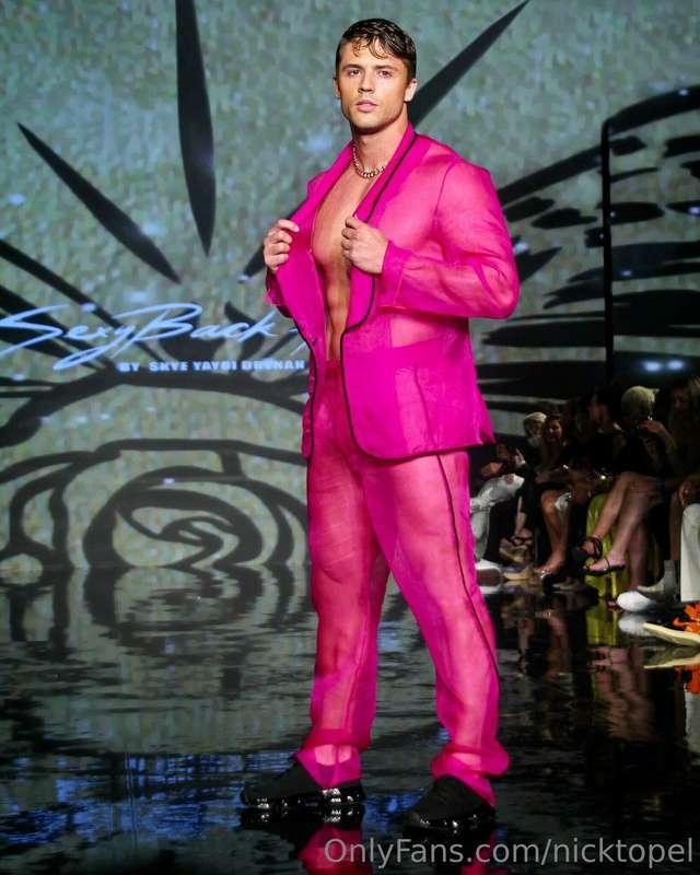 Lookin pretty damn 🪰 in pink 💖