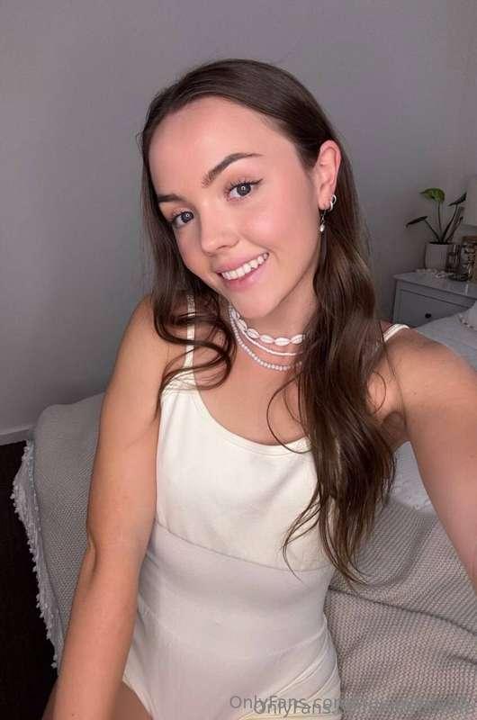 petite @rileybrooke wants to know if she can be ur new obses..