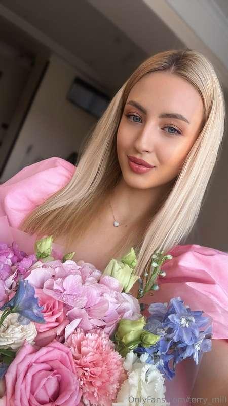 Bouquets can contain a variety of flowers - from classic ros..