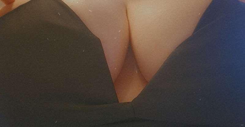 This is an acceptable amount of underboob for a swimsuit rig..