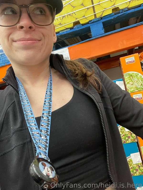 It’s a bit chilly in Costco today🍌🍒