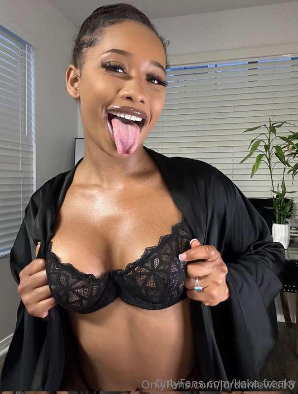 She’s live now!😈😈 cum join💦💦 super freakyyyy and wants to sq..