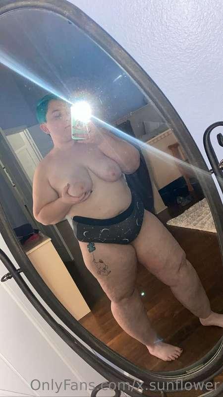 Mirror selfie on a lazy day, who wants to come chill with me..