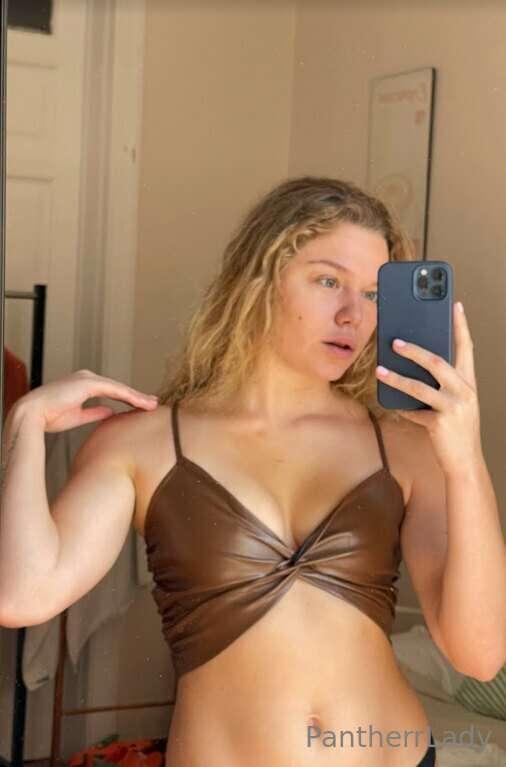 my lips are dry, need kisses please 💋