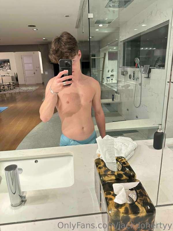 Quick 📸 before my shower 💦wanna join?