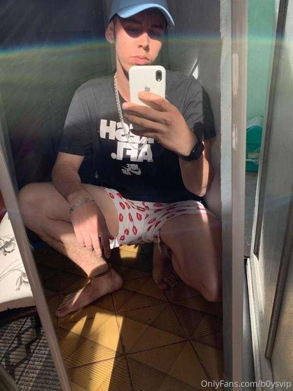 I like those shorts ... but I like what is underneath more🤪🍆..