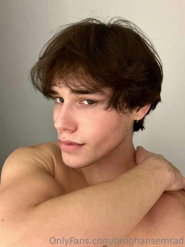 WARNING: You may fall in love with my face.