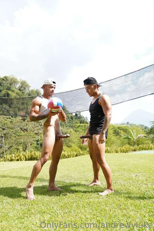 Don't you feel like playing?  🥵🍼💦🏐

No te apetece jugar ? 🥵🍼..