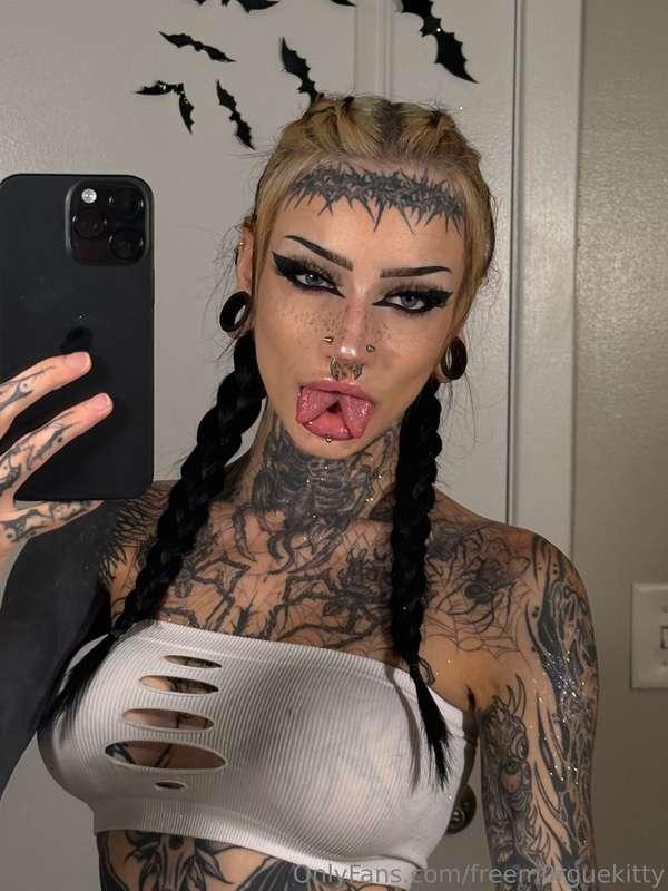 wanna see my tongue wrapped around cock ? 😵‍💫😵‍💫 youll find ..