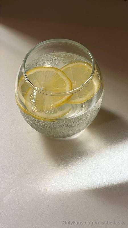 ☀️ Guys, my little tip:⠀Drink warm water with lemon and hone..