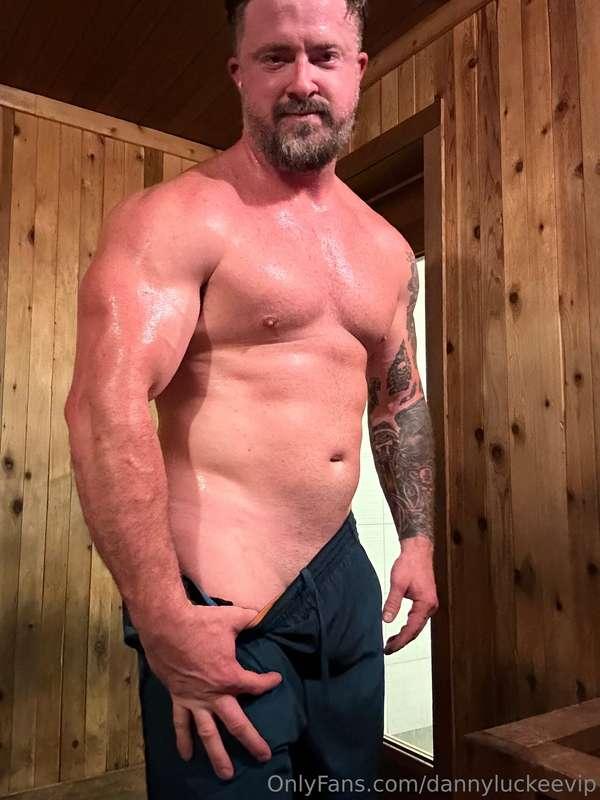 Any ladies wanna lick me up in the sauna?