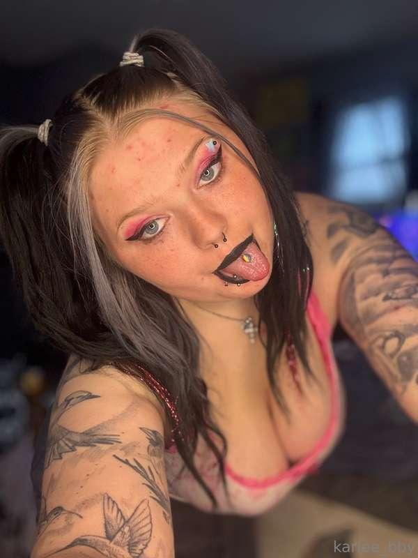 Do you like a girl with piercings and tattoos? Big titties a..