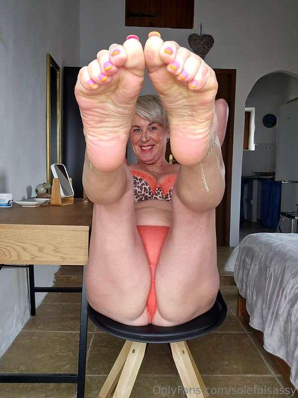 Need your warm wet tongue 👅 slide it in between my toes and ..