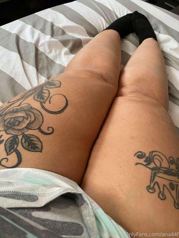 Laying in bed wishing someone could rub my thighs 😩