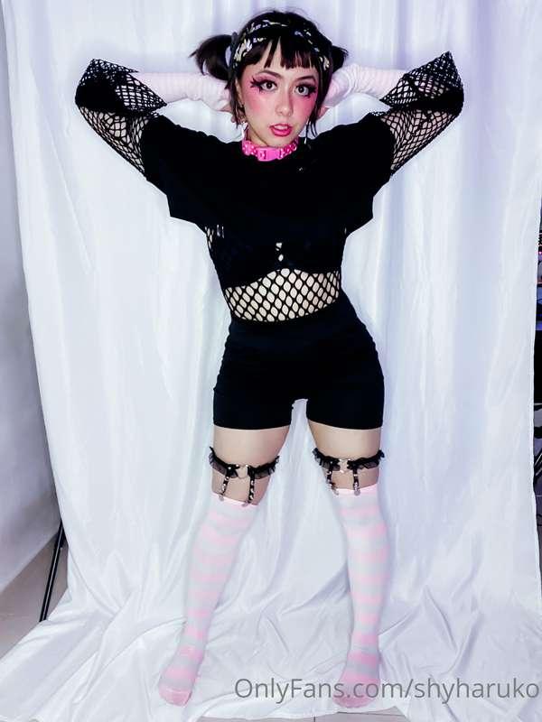 Still haven't even posted the braless pics from this shoot y..