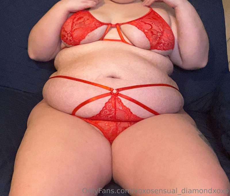 In love with this tiny red outfit! ❤️