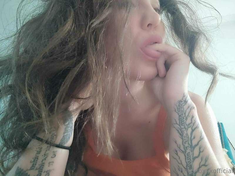 ## I want to see your milk come out in my mouth 👄
Quiero ver..