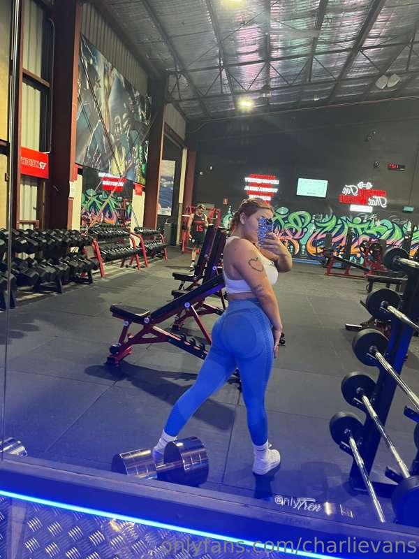 new gym! who wants more workout content ?? 😈💦