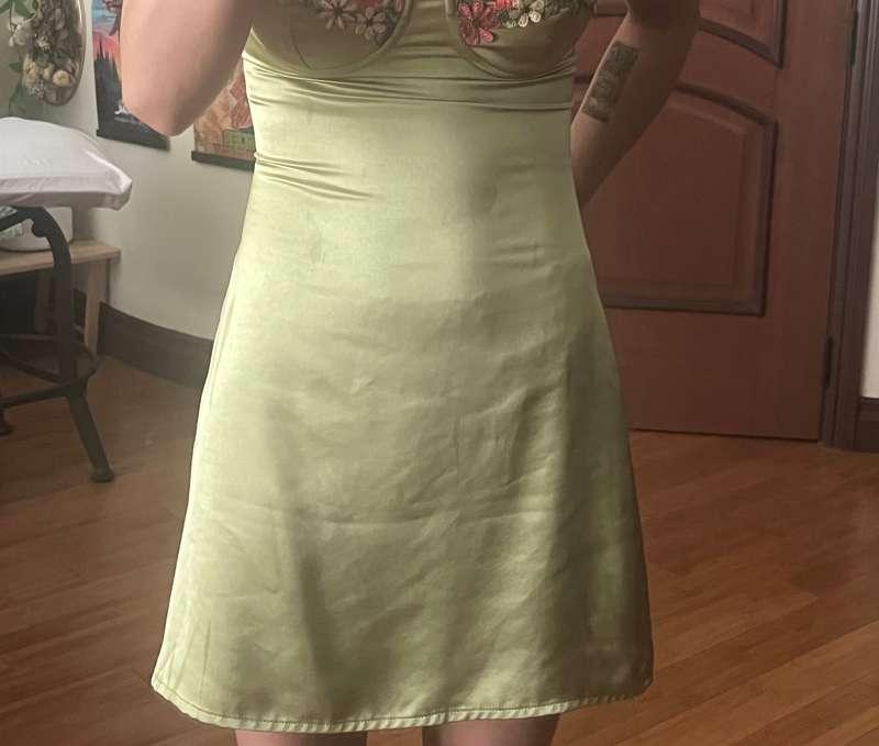 you can kinda see my abs through the dress kinda neat LMAOOO