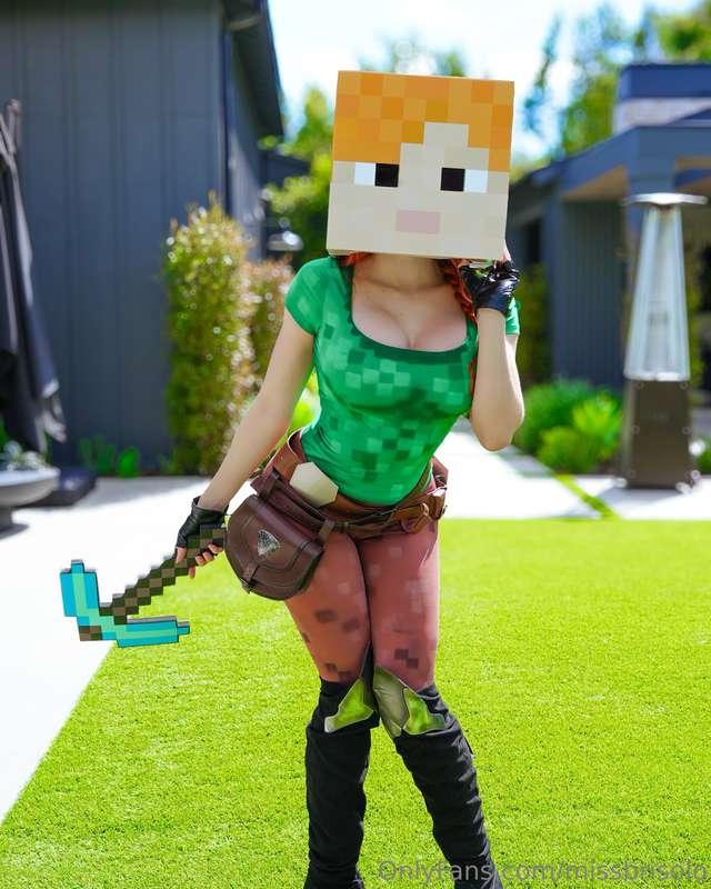 who's gonna play minecraft with me? 🥰