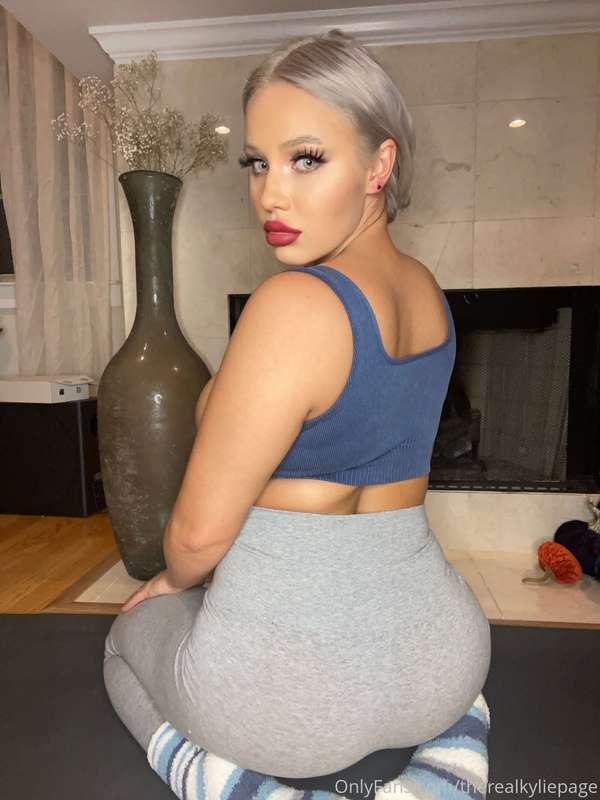If you wanna see a close up picture of my pink pussy drop a ..