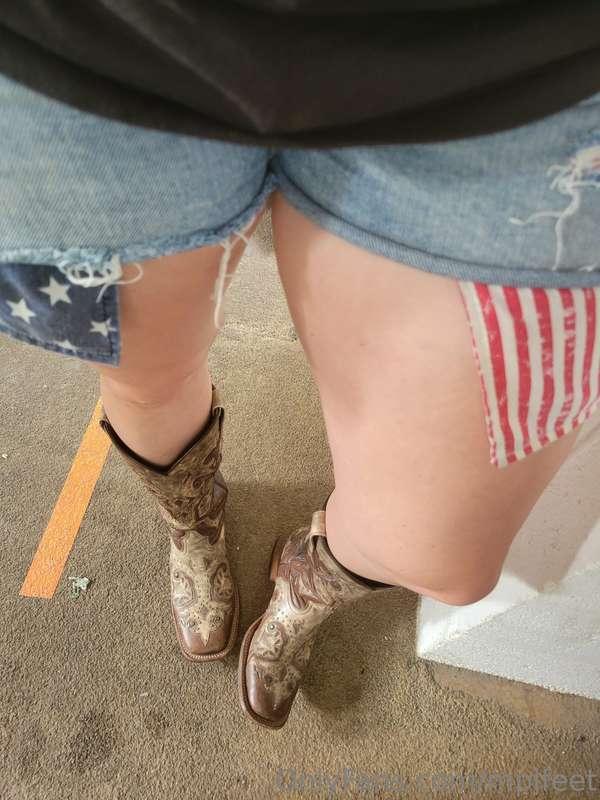 I love me a jean short with boots🥰

Come on summer time!!!