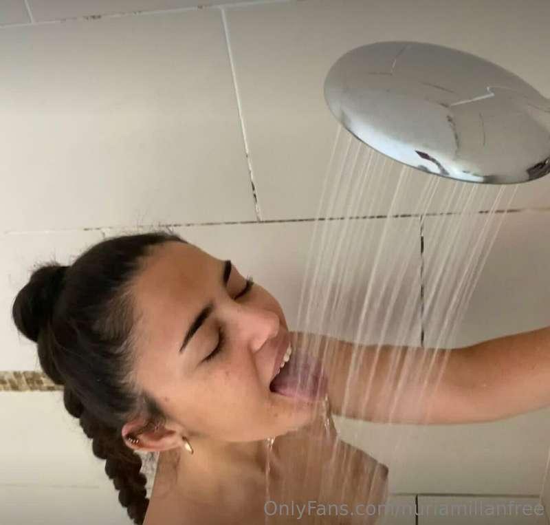 Te vienes a la ducha nene? 🤭 Are you coming to the shower ba..