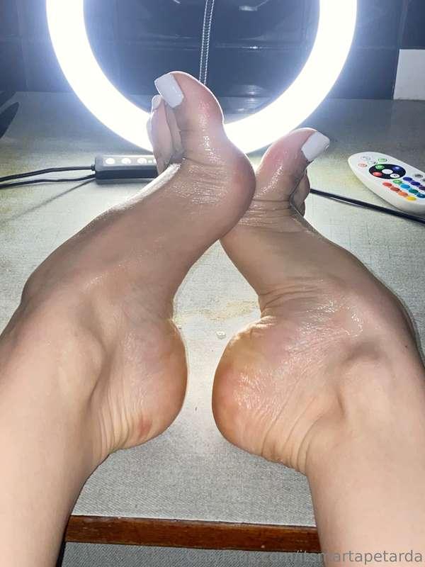 wet high arches soles close up 😍