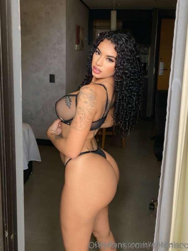TAN AND HOT CURLY GIRL @itsselenacosta 🤩❤️YOU'LL CUM OVER AN..