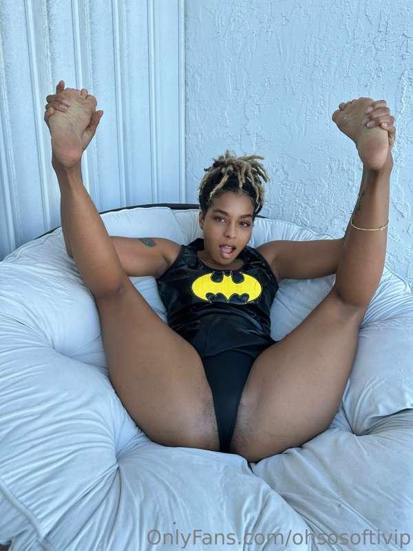 Let this ***Batgirl*** make your day😈🥵