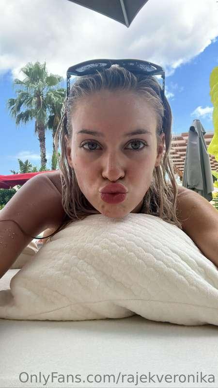 Would you kiss me ?? 💋