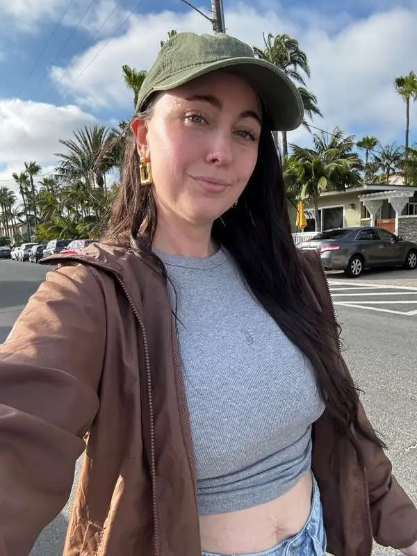 I'm on a hot mom walk! 🥰