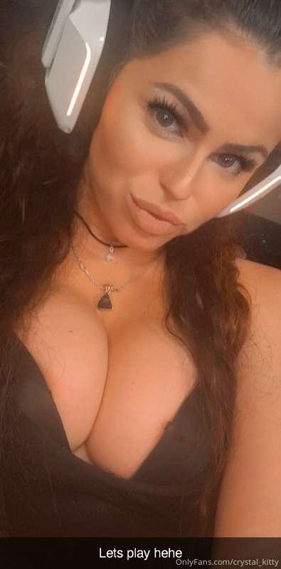 Live now! Twitch.tv/Crystal 💗💦
