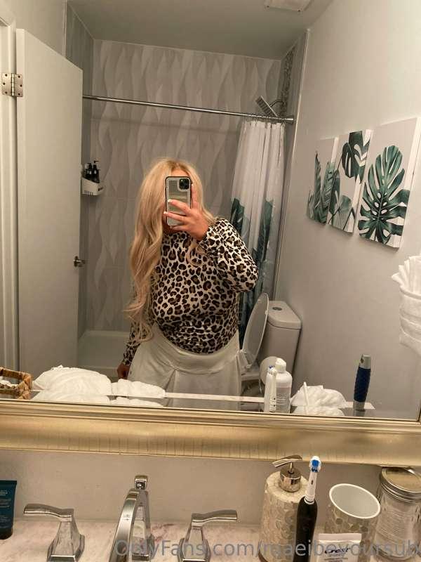 Milf outfit for the day! Everyone loves a cute little skirt ..