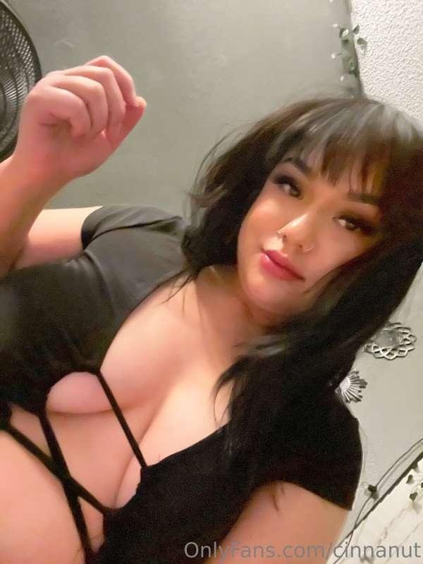 i know you wanna lay in my titties 🌧️🌧️🌧️🌧️