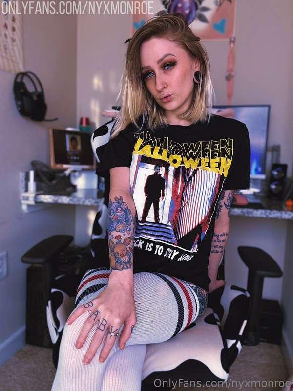 Are you into gamer girls? 😈