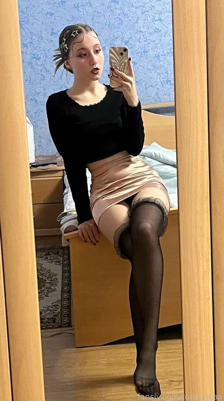 Good morning what do you think about my look? 

#cute #skinny #petite #clothed #stockings #legs 