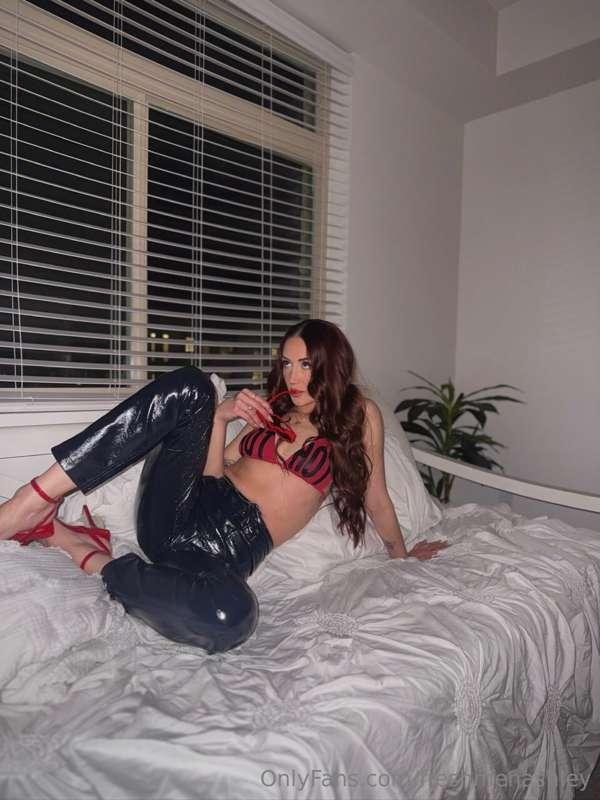 I'd like to warm your face between these legs