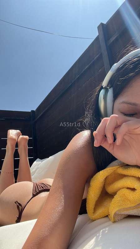 sunbathe w me and eat peaches?