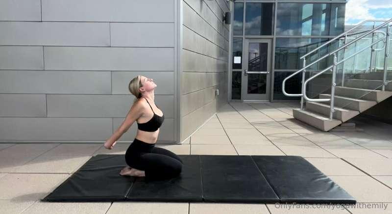 A gentle back bend to open up the chest. 🖤