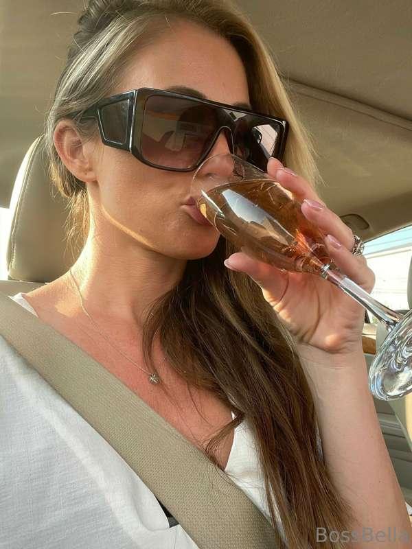...just maxin' and relaxin' 🥂 Anyone up for joining me? 💋💋