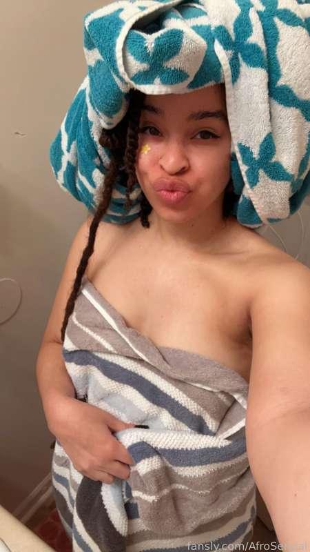 Leave it up to your Senpai to want to wash and twist her hair right before work ♥️✨

Happy Monday 💕

(No pointing out the random hairballs lol! Afro was fro-ing!)

#goober #cutie #smile #naturalhair #hairwash #washday #fullnude #petite #smallboobs #thickthighs #ass #bubblebutt #shower #curlyafro #multiracial #bisexual #fyp

