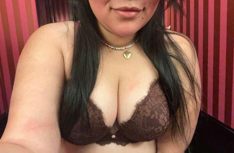 I love trying on new bras 🥰